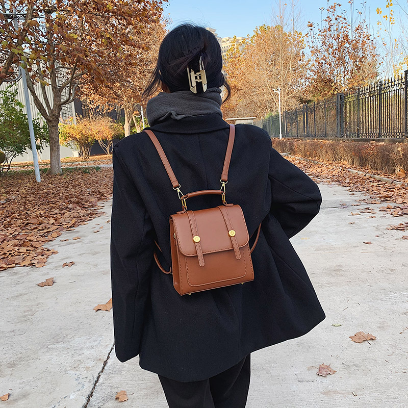 レザーリュック クラシカル金具付きレザーリュック　通学