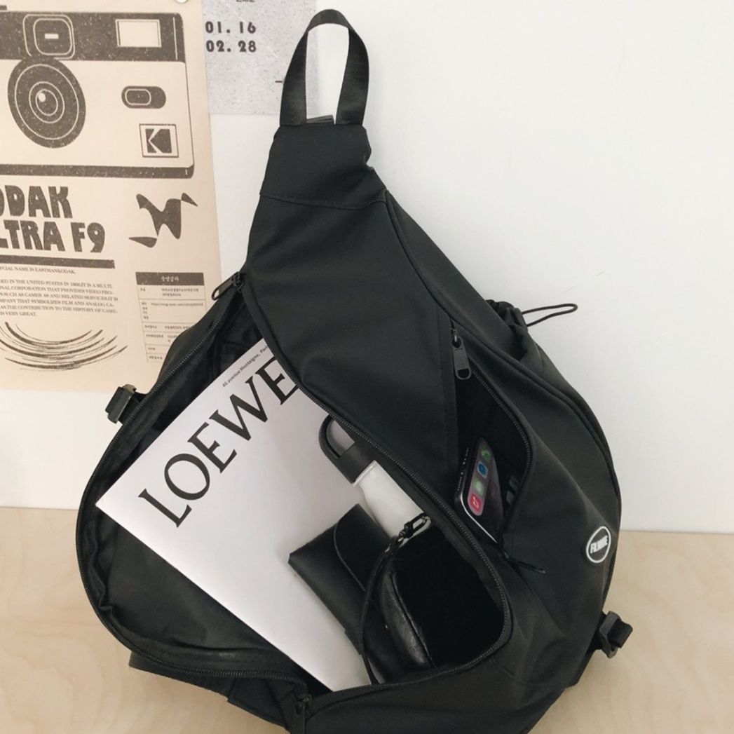 大容量三角型スポーツレザーリュック