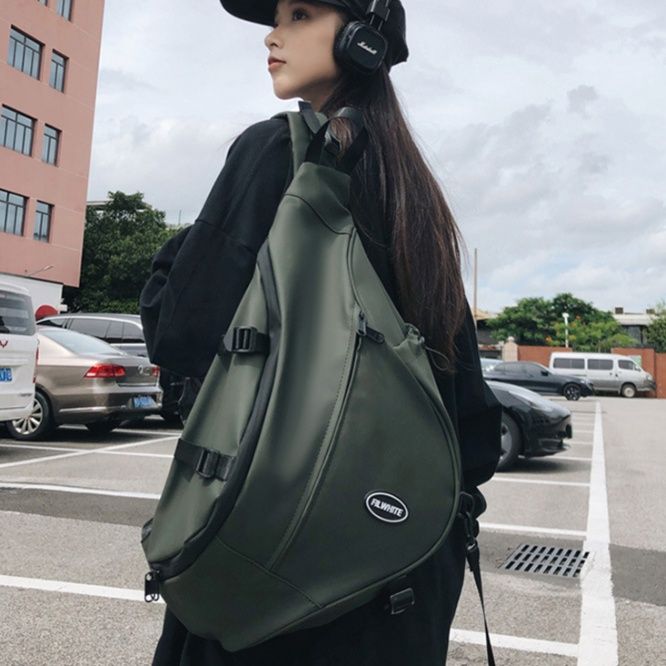 大容量三角型スポーツレザーリュック