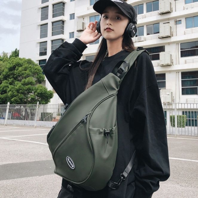 大容量三角型スポーツレザーリュック