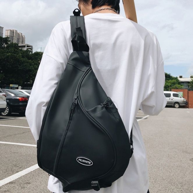 大容量三角型スポーツレザーリュック