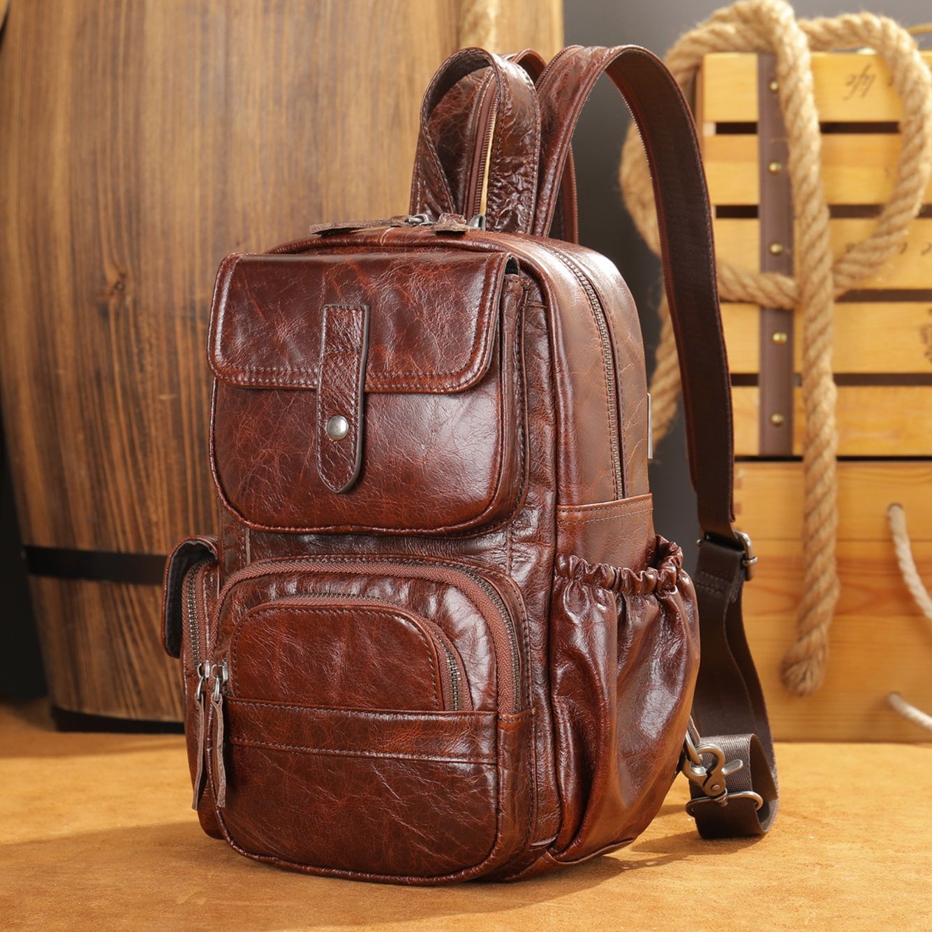 多機能ポケット付き　通学レザー調リュック