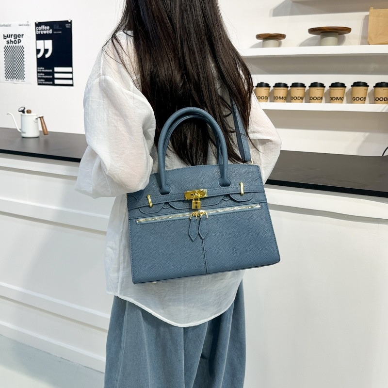レザーショルダー 上品な金具付き型押しハンドバッグ
