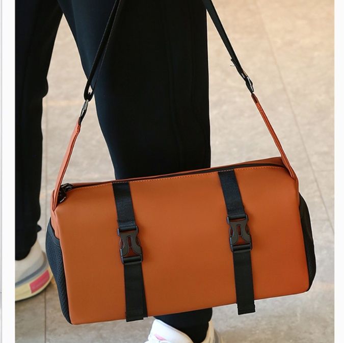 レザーショルダー 筒型スタイリッシュボディバッグ