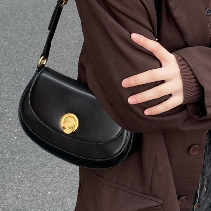レザーショルダー 上質半月型レザーショルダーバッグ