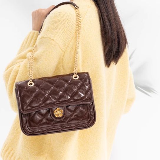 レザーショルダー 菱型格子の優美なフラップバッグ