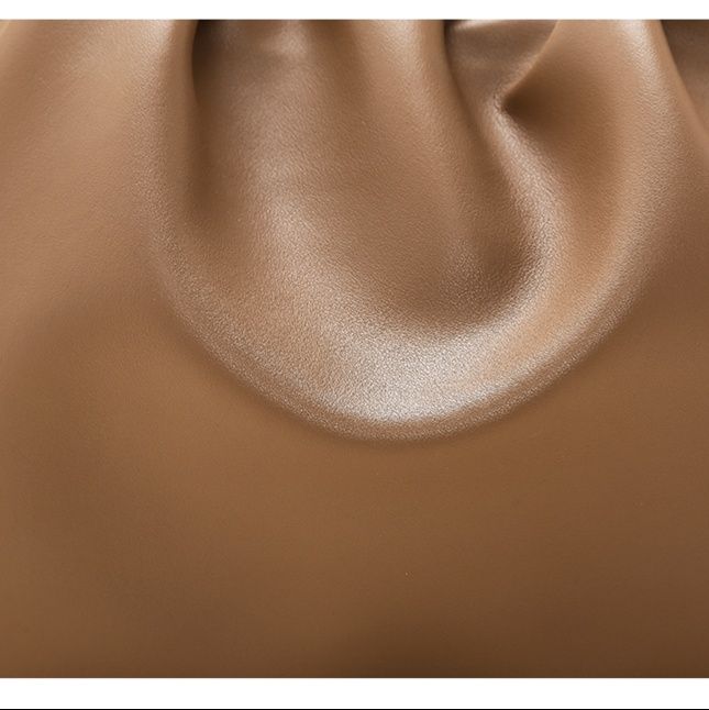 レザーショルダー 上質本革使用丸みのある巾着型ハンドバッグ