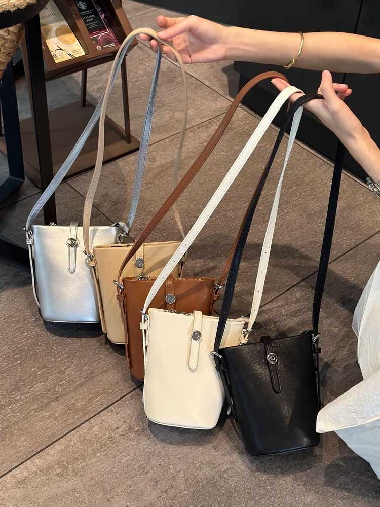 スマホをスタイリッシュに持ち歩く！本革ショルダーバッグ5選