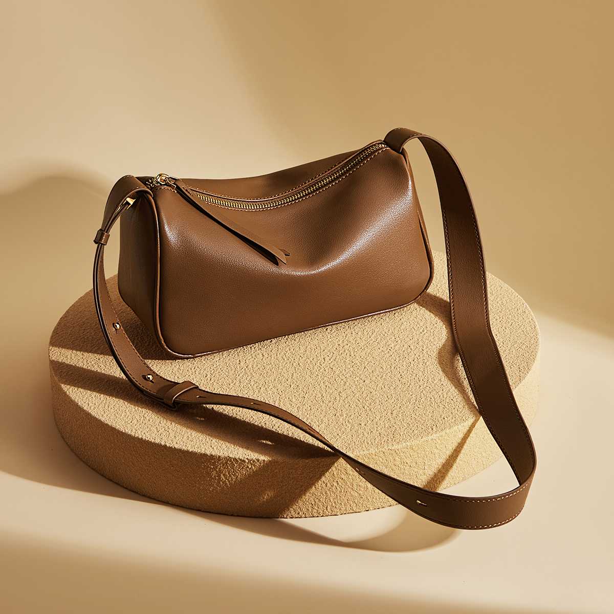 大人の毎日を優雅に彩る！皮革ショルダーバッグ5選