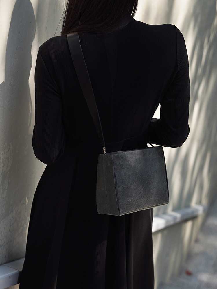 必要なものをコンパクトに持ち歩ける！本革ミニショルダーバッグで毎日をもっと身軽に楽しむ5選