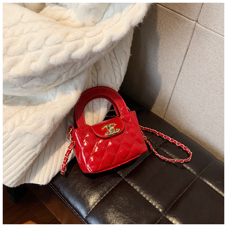レザーショルダー ミニキルティングスマホショルダー