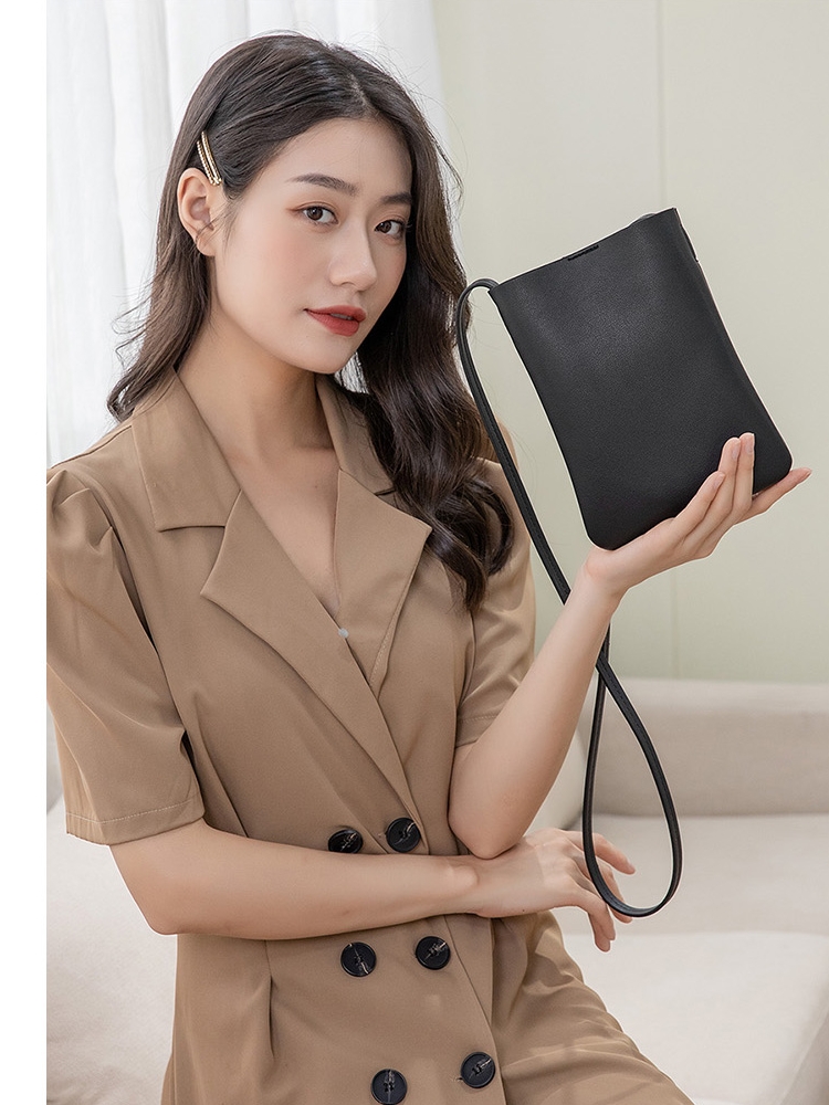 レザーショルダー ミニマル縦型スマホポシェット