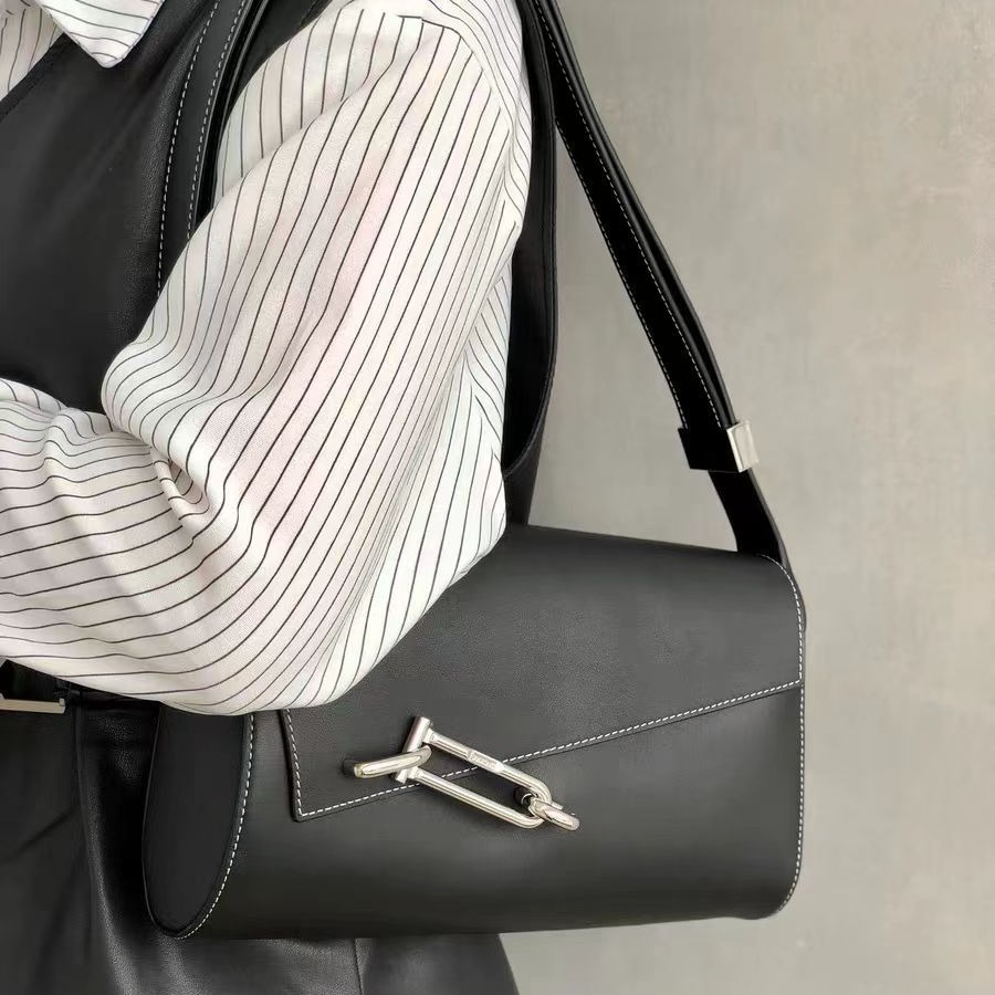 レザーショルダー 洗練金具付きアシンメトリーポシェット