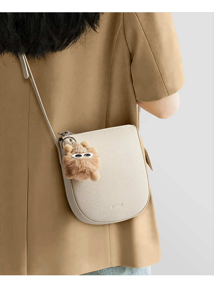 レザーショルダー 半月型チャーム付きミニショルダー
