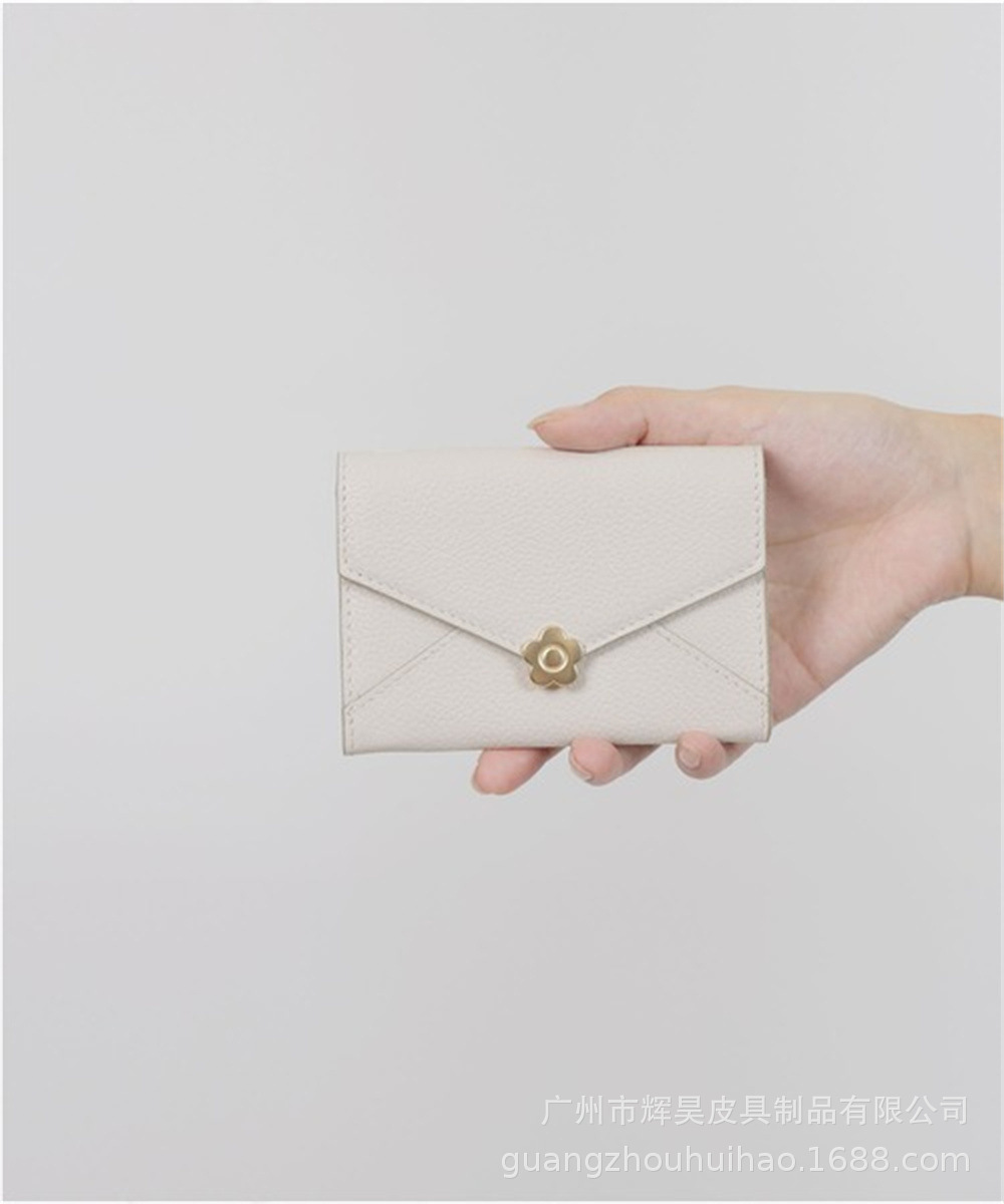 革 財布 花飾り金具付き本革三つ折りカードケース