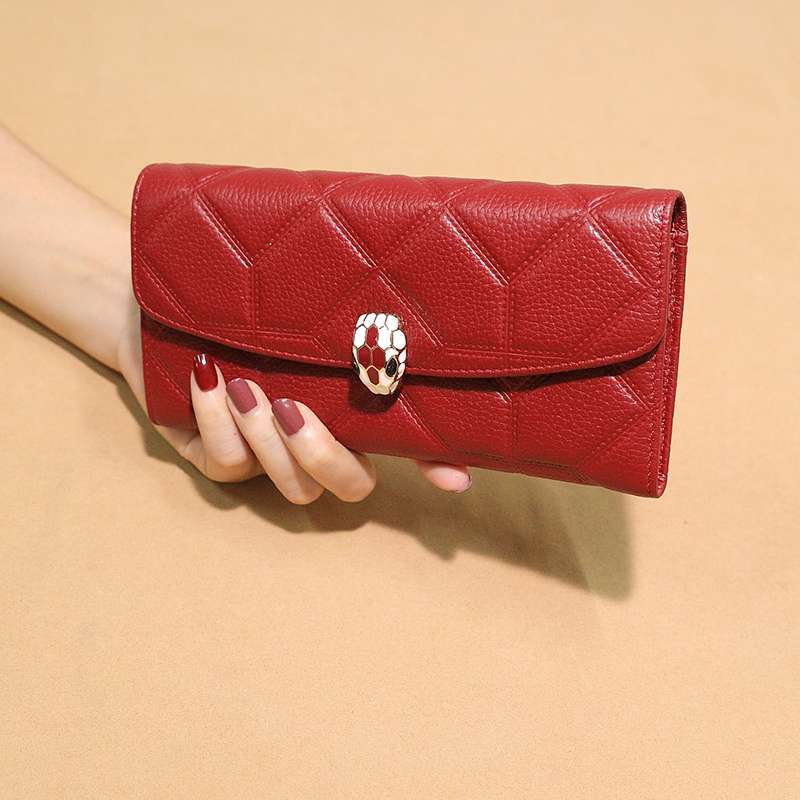 上品さが魅力！大人のための赤い革財布5選
