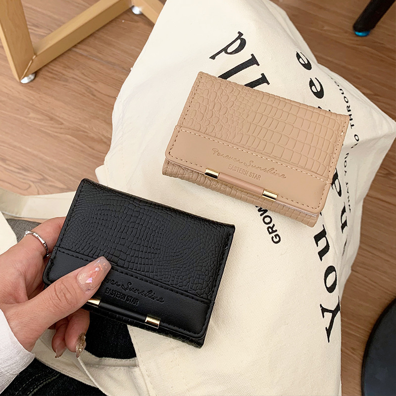 革 財布 型押しクロコ柄レザー三つ折りコンパクト財布
