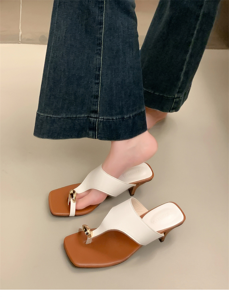 ヒョウ柄 メタリックバックル つまみサンダル 夏向け おしゃれ靴