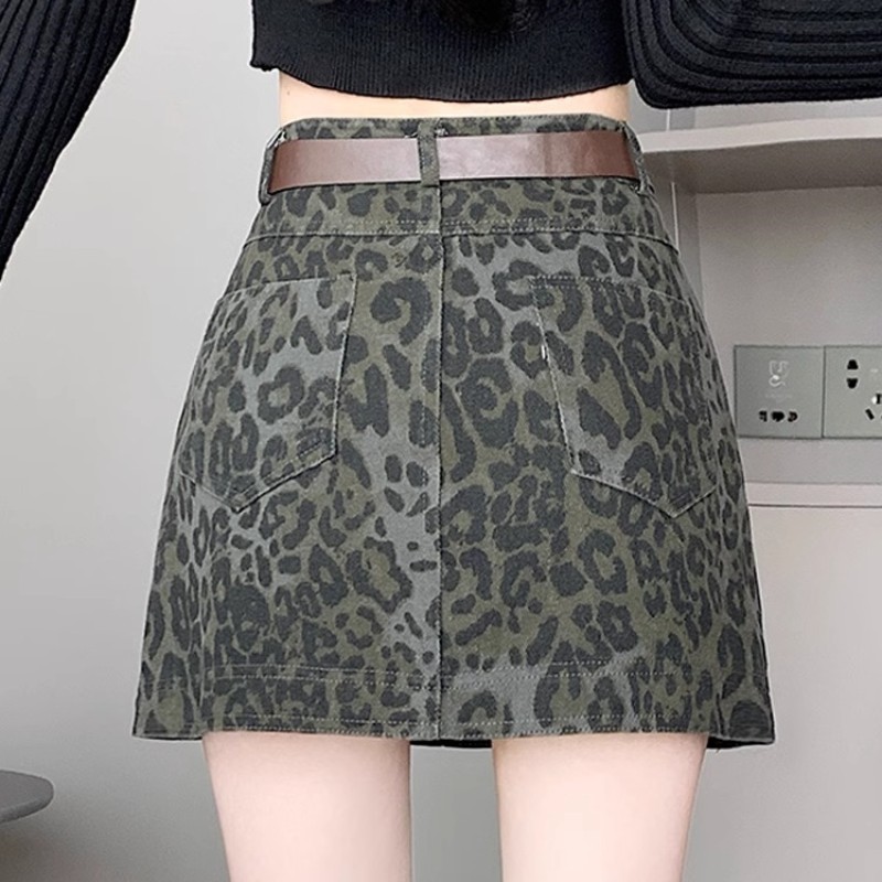 ヒョウ柄ミニスカート