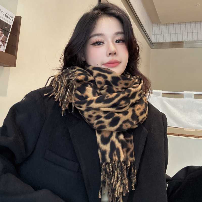 レオパードマフラーで冬コーデを格上げする5選