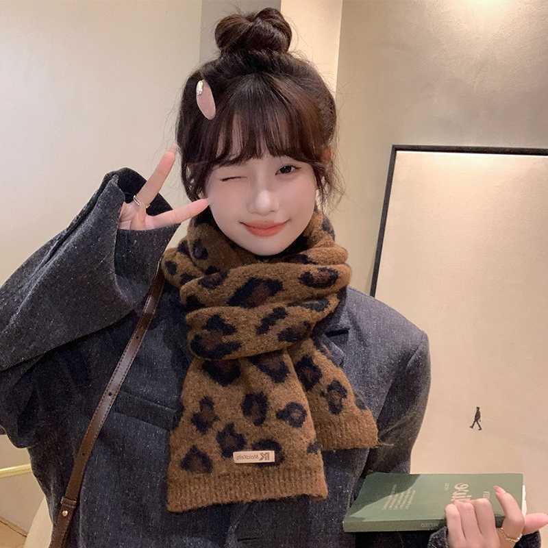 レオパードマフラーで冬の装いを華やかに演出 5選