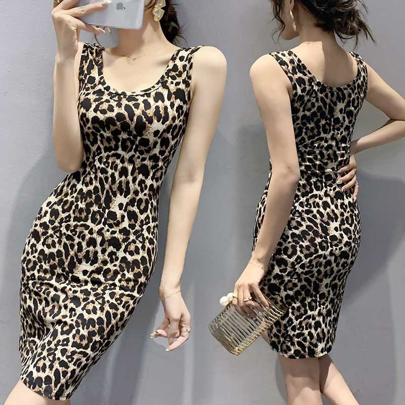 豹柄のワンピースで毎日を華やかに彩る5選