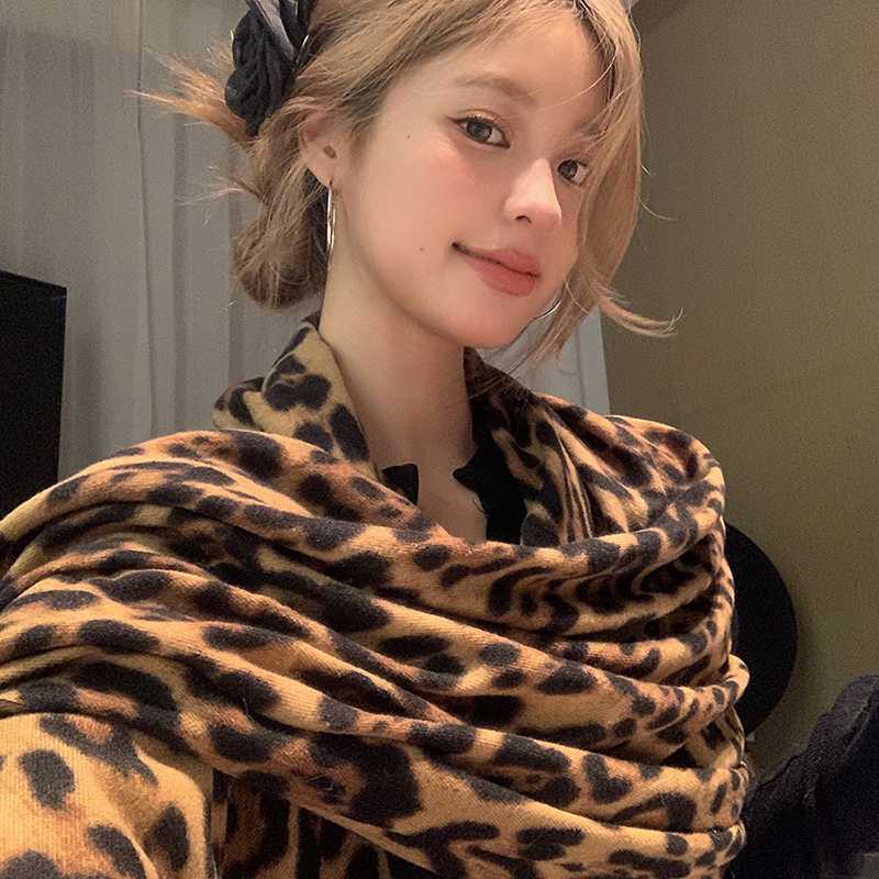 ヒョウ柄マフラーで叶える個性派スタイル15選！レオパード柄が魅力的