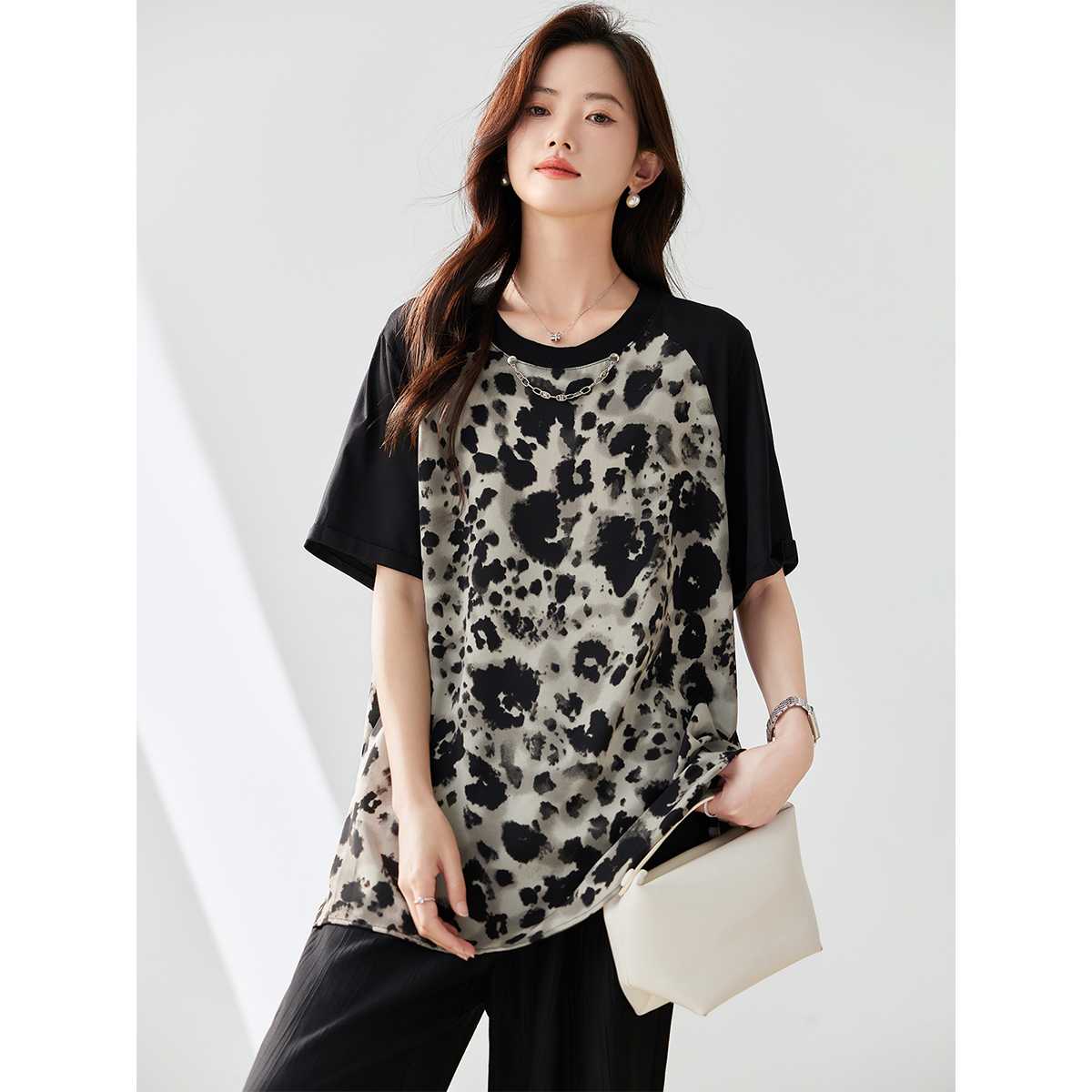 おしゃれで自分らしさを表現！レディースのヒョウ柄Tシャツおすすめ5選