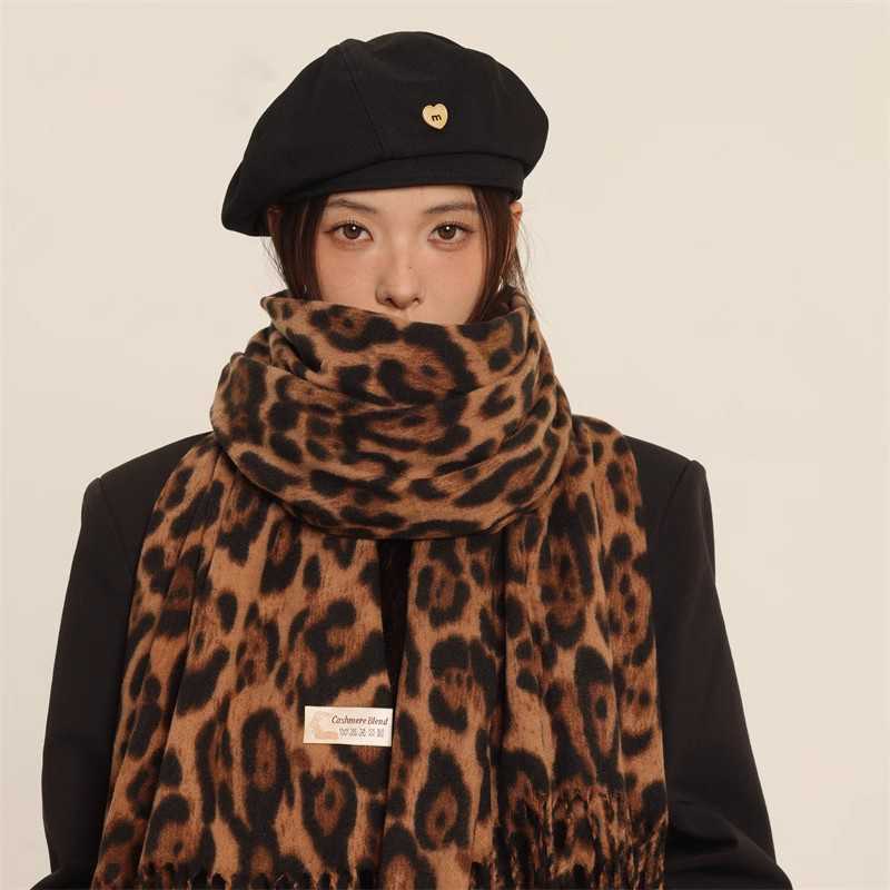 上品さと暖かさを演出する 豹柄の茶色ファーアイテム5選