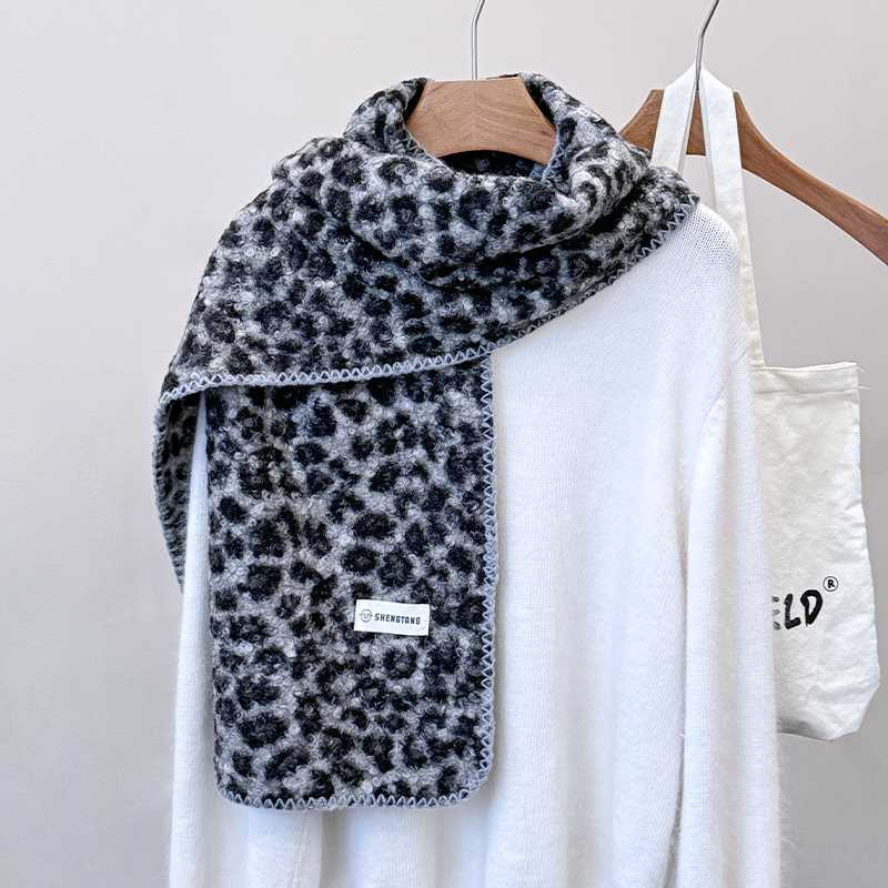 個性的な魅力を引き出す!ヒョウ柄マフラーで冬の装いを彩る5選