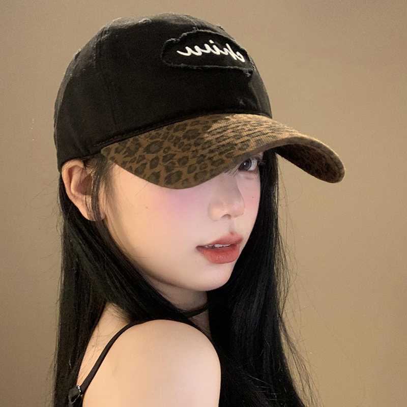 豹柄キャップでコーデに華やかさをプラスする5選