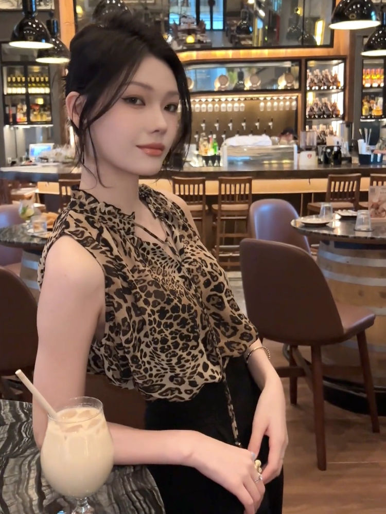 ヒョウ柄 優雅な印象のノースリーブヒョウ柄シャツ