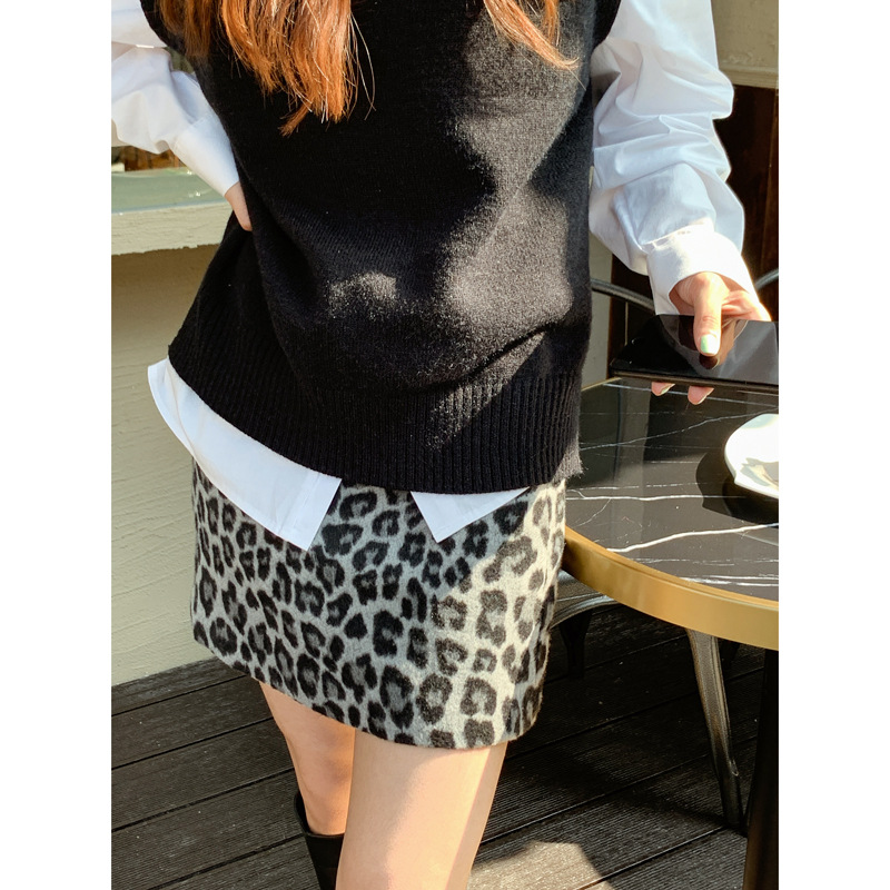 品の良いヒョウ柄ミニスカート