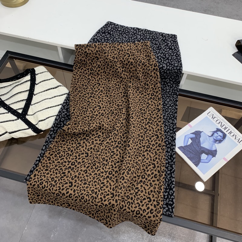 やさしい印象のヒョウ柄タイトスカート