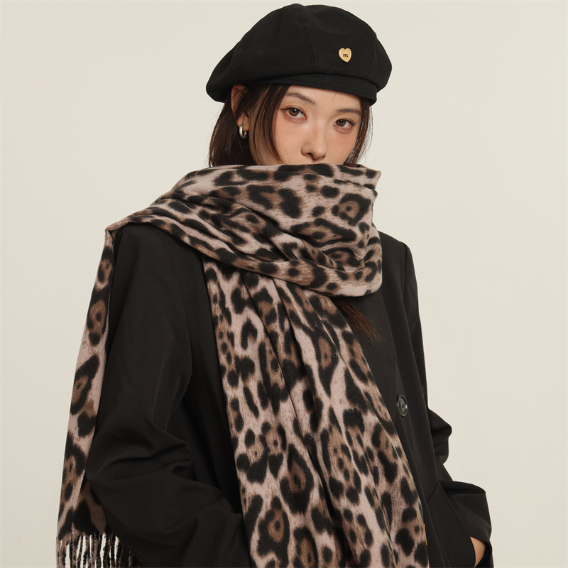 なめらかヒョウ柄マフラー