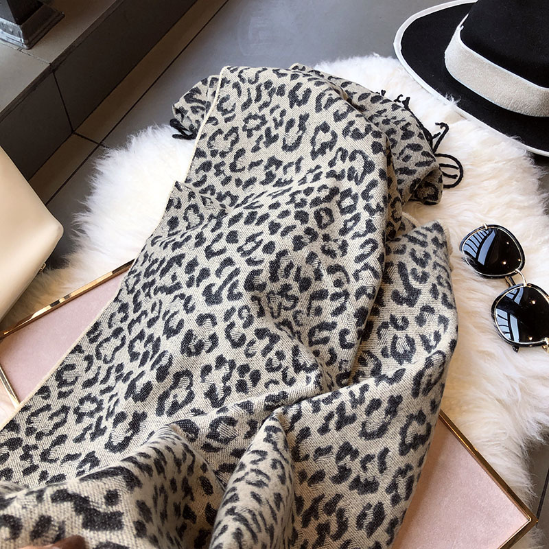 上質シルエット ヒョウ柄マフラー