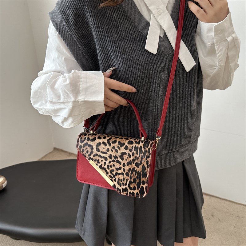 大人の余裕を感じさせるヒョウ柄ミニショルダーバッグ