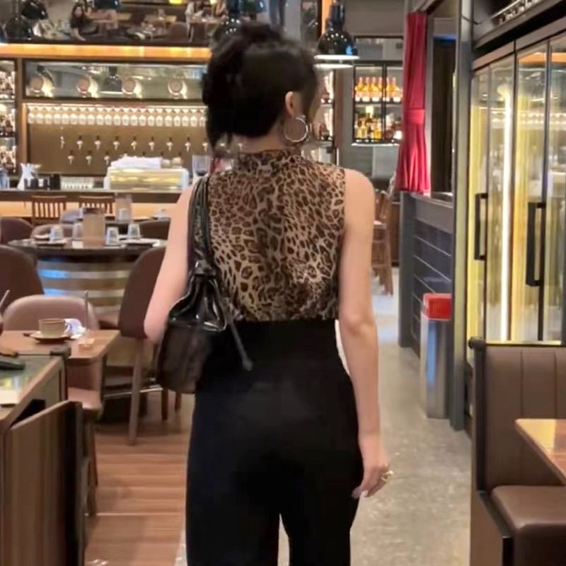 ヒョウ柄 優雅な印象のノースリーブヒョウ柄シャツ