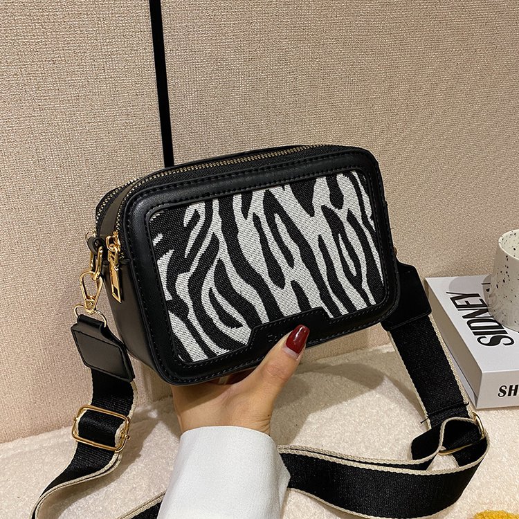 ヒョウ柄のレトロ風ミニショルダーバッグ
