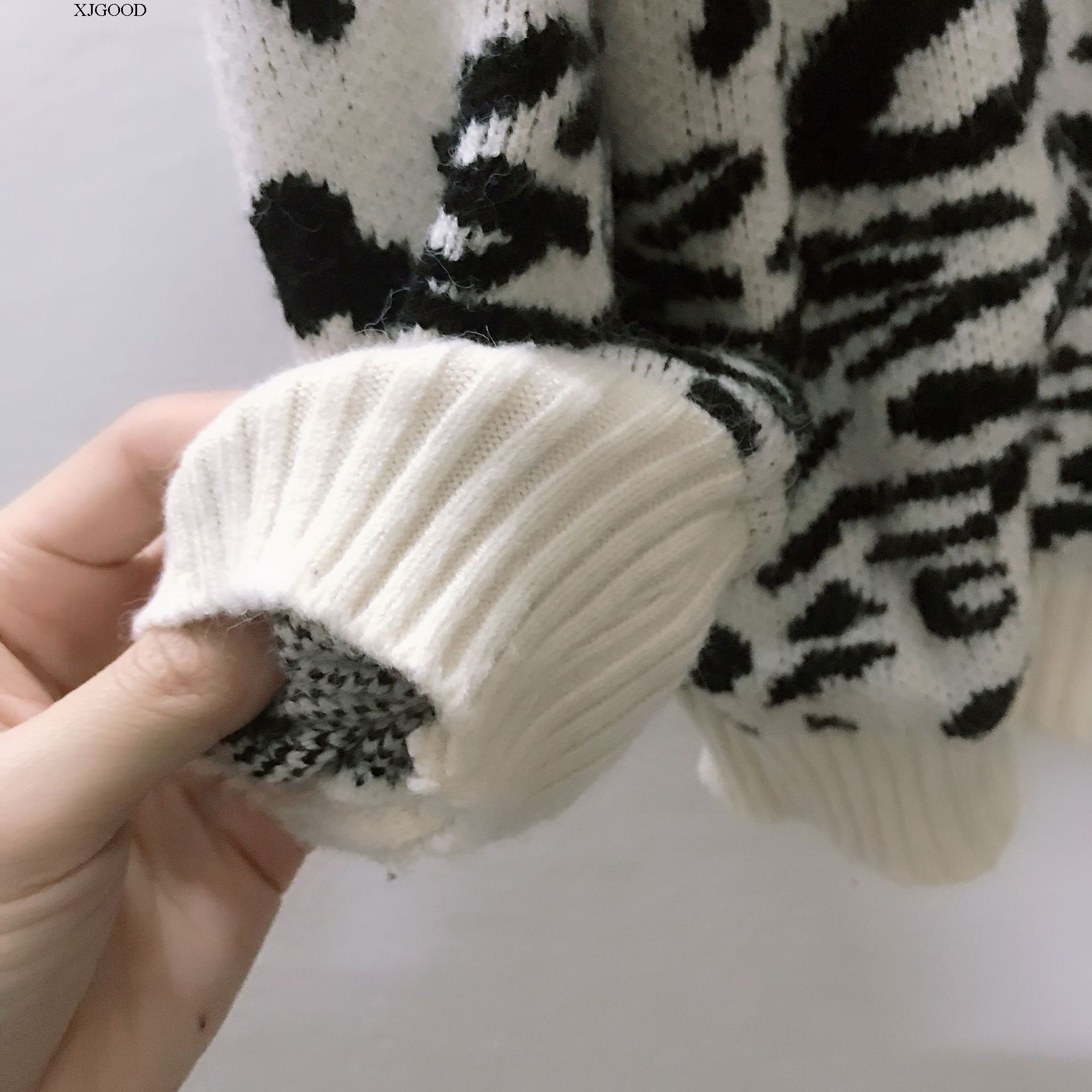 ふんわりヒョウ柄ニットトップス