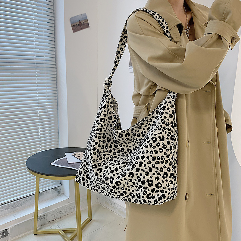しなやかヒョウ柄ショルダーバッグ