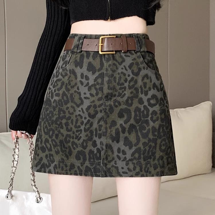ヒョウ柄ミニスカート