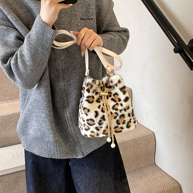 もこもこヒョウ柄巾着ショルダー
