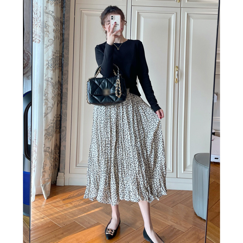 細やかな柄のヒョウ柄プリーツロングスカート