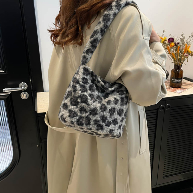 ヒョウ柄もこもこショルダーバッグ軽量ボア素材