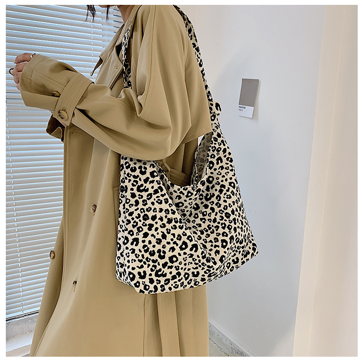 しなやかヒョウ柄ショルダーバッグ