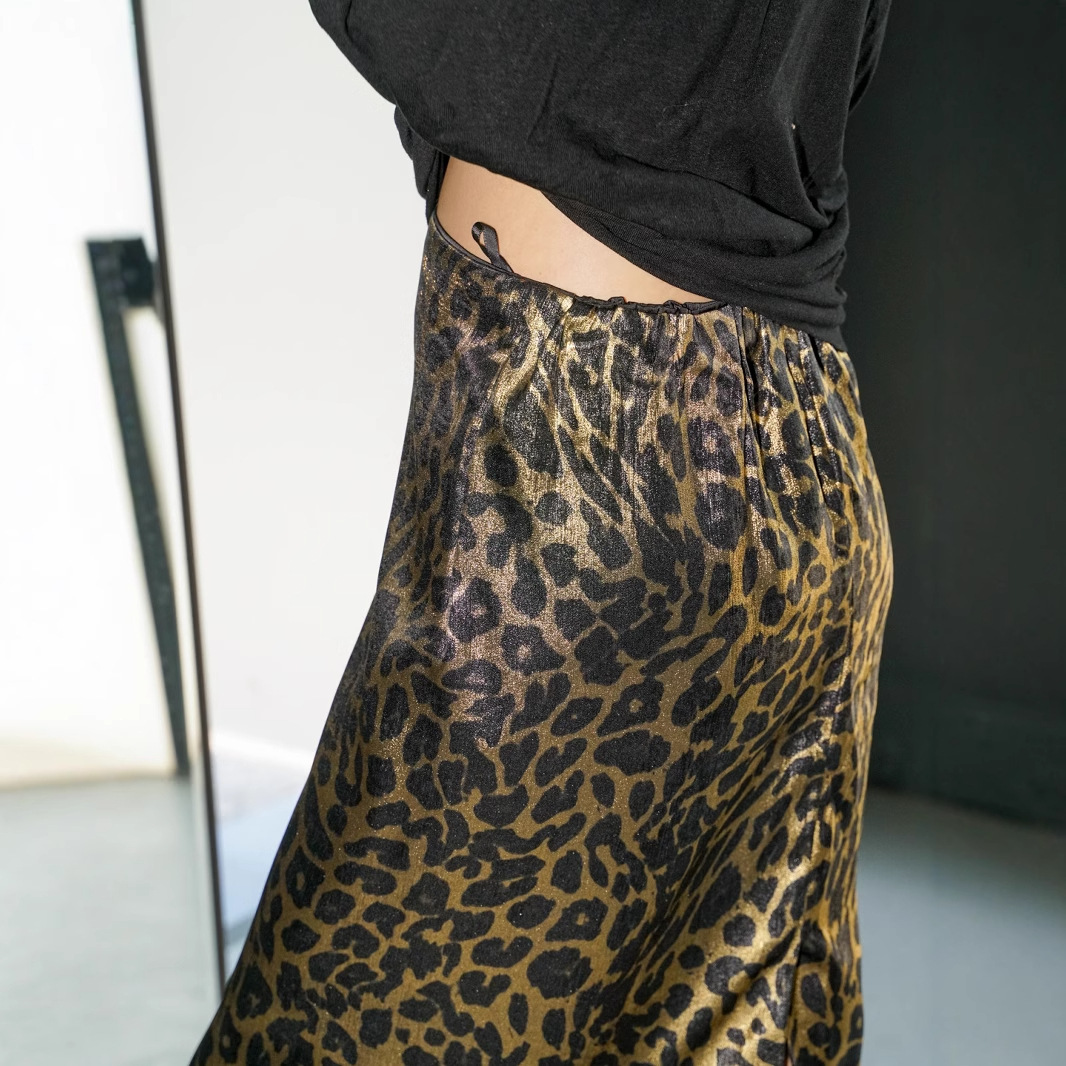 ぜいたくヒョウ柄シルクスカート