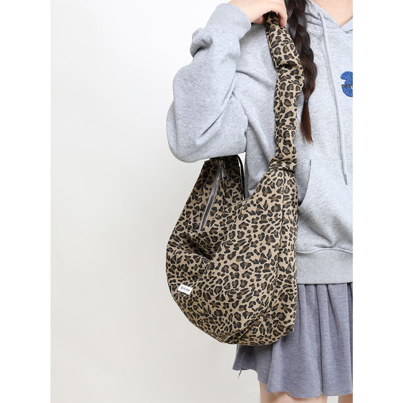 ヒョウ柄 リラックスヒョウがら肩掛けバッグ