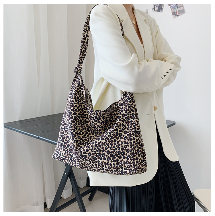 しなやかヒョウ柄ショルダーバッグ