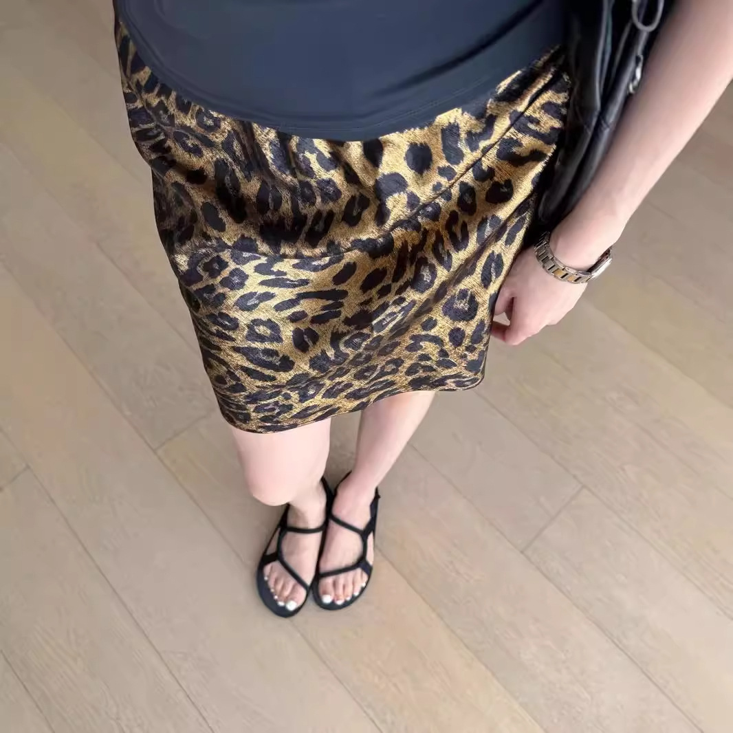 艶やかヒョウ柄ミニスカート
